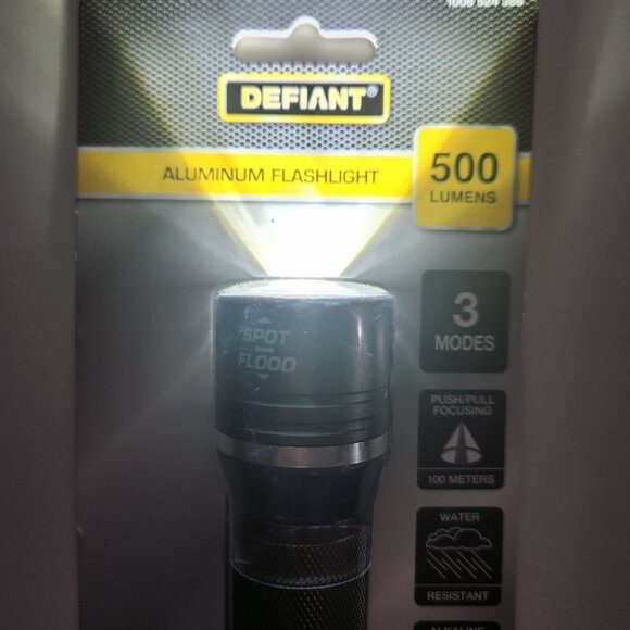 Defiant Aluminum Flashlight 500 Lumens 3 Modes Spot Flood Adjustable Beam Water - Picture 2 of 7